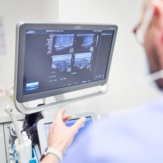 Dr. Markus Becker schaut auf Monitor