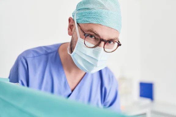 Dr. Markus Becker in einer Operation