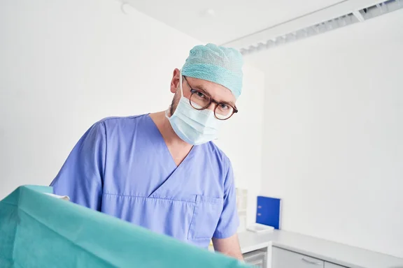 Dr. Markus Becker in einer Operation
