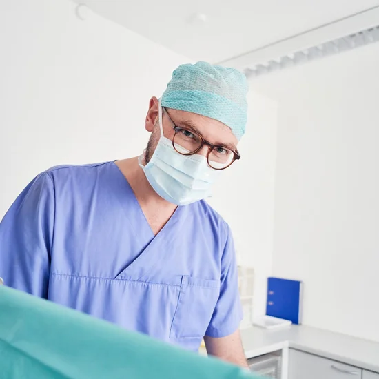 Dr. Markus Becker in einer Operation